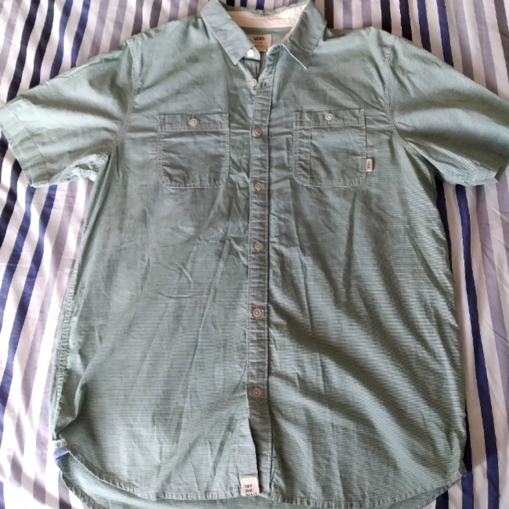Vans Button up Short Sleeve Shirt Mens Medium FITS LARGE *EUC*